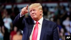 Rais wa zamani wa Marekani Donald Trump alipokuwa akizungumza na wafuasi wake.