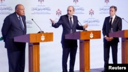 از راست به چپ: انتونی بلینکن وزیر خارجه امریکا، ایمن صفدی وزیر امور خارجه اردن و سامح شکری وزیر امور خارجه مصر