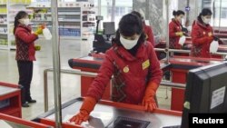 2020년 10월 북한 평양의 백화점에서 직원이 신종 코로나 바이러스 감염증(COVID-19) 확산 방지를 막기 위해 계산대를 소독하고 있다. (자료사진)