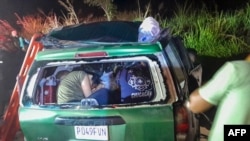 Imagen distribuida por el Departamento de Bomberos municipal muestra el vehículo siniestrado en el que fallecieron once migrantes en el municipio de Chicacao, Guatemala, el 3 de febrero de 2024.