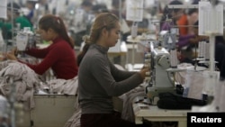 រូបឯកសារ៖ កម្មការិនីកាត់ដេរកំពុងធ្វើការ នៅក្នុងរោងចក្រមួយ នៅខេត្តកណ្តាល កាលពីថ្ងៃទី១២ ខែធ្នូ ឆ្នាំ២០១៨។