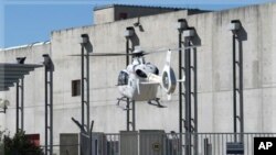 法國救援人員星期一乘坐直升機降落在發生爆炸的核設施的現場