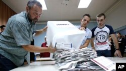 Pripreme za prebrojavanje glasova u Sarajevu, 7. oktobar 2018. (Foto: AP/Amel Emrić)