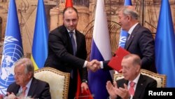 Katibu mkuu wa UN Antonio Guterres, waziri wa miundombinu wa Ukraine Oleksandr Kubrakov , Rais wa Uturuki Recep Tayyip Erdogan na waziri wa ulinzi wa Uturuki Hulusi Akar wakihudhuria hafla ya utiaji wa saini mjini Istanbul, Julai 22, 2022. Picha ya Reuters