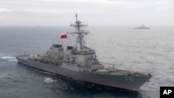 រូបឯកសារ៖ នៅក្នុងរូបភាពនេះផ្តល់ដោយកងទ័ពជើងទឹកសហរដ្ឋអាមេរិក នាវាចម្បាំង USS Donald Cook (DDG 75) កំពុងដំណើរការចូលរួមក្នុងសមយុទ្ធ Formidable 2017 នៅថ្ងៃទី៨ ខែតុលា ឆ្នាំ២០១៧។