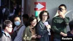 台灣民眾在新台北市的一個投票站排隊投票。（2020年1月11日） 