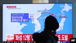 បុរស​ម្នាក់​មើល​ព័ត៌មាន​តាម​ទូរទស្សន៍​ដែល​រាយការណ៍​ពី​ការ​បាញ់​បង្ហោះ​មីស៊ីល​របស់​កូរ៉េ​ខាង​ជើង​ នៅ​ស្ថានីយ​រថភ្លើង​សេអ៊ូល ប្រទេស​កូរ៉េ​ខាង​ត្បូង កាលពី​ថ្ងៃទី២៩ ខែវិច្ឆិកា​ ឆ្នាំ២០១៧។