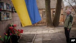 Oleksandr Turovskyi, cuyo hijo Sviatoslav estuvo entre los ocho hombres ejecutados en Bucha, Ucrania, en marzo de 2022, toma un momento el 30 de marzo de 2024, en un monumento donde se encontró el cuerpo de su hijo. 