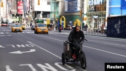 Las calles de Nueva York lucen desiertas. El gobernador Andrew Cuomo ahora ordenó que la mitad de los trabajadores laboren desde sus casas.