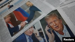 Naslovnice dnevnih novina posvećene nedavnom telefonskom pozivu američkog predsjednika Donalda Trampa i ruskog predsjednika Vladimira Putina, izložene na kiosku u Moskvi, 13. februara 2025. (Foto: Reuters/Maxim Shemetov)