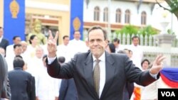 ឯក​អគ្គ​រដ្ឋ​ទូត​សហ​រដ្ឋ​អាមរិក​ប្រចាំ​កម្ពុជា​លោក​វីលាម ​ថូដ ​(William E. Todd )​ ថ្លែងថា លោក​ចូល​រួម​កិច្ច​ប្រជុំ​សភា​ដំបូង​នេះ​មាន​ន័យ​ថា លោក​​គាំទ្រ​ដល់​ព្រះ​មហា​ក្សត្រ ​មិន​មែន​ជា​ការ​គាំទ្រ​ដល់​លទ្ធផល​បោះឆ្នោត​នោះ​ទេ។