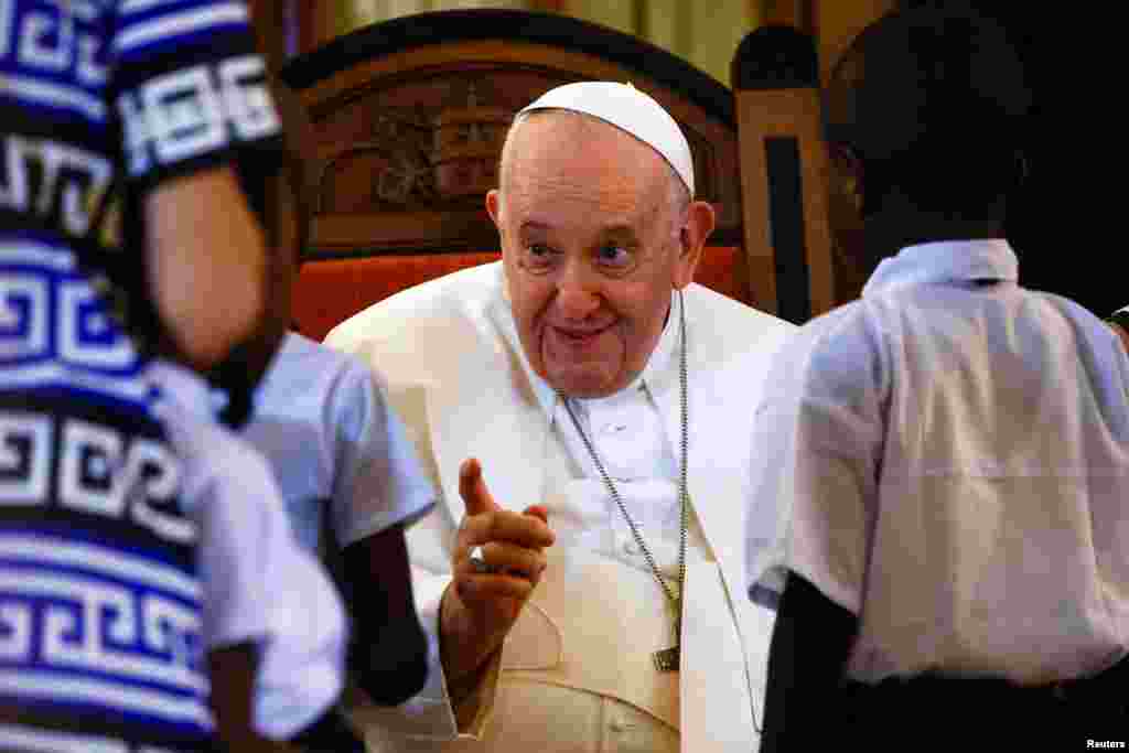 Papa Francis awasalimu watoto alipokuwa anakutana na wajumbe wa mashirika ya hisani katika kanisa la Apostolic Nunciature mjini Kinshasa, DRC