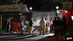 شماری از بستگان زخمی شدگان انفجار اخیر کابل که در برابر شفاخانه ایمرجنسی جمع شده اند، هفتم نومبر ۲۰۲۳