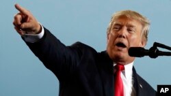 (资料照)美国总统川普2017年10月11日在宾夕法尼亚州的哈里斯堡国际机场参加活动