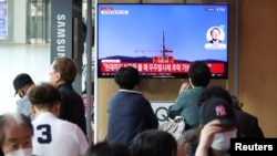 Stanovnici Seula prate na TV ekranima sjevernokorejsko lansiranje satelita (Foto: REUTERS/Kim Hong-Ji)