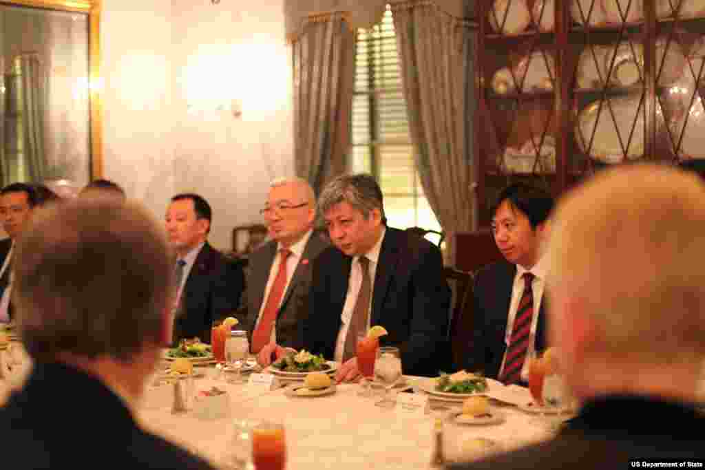 AQSh-Qirg'iziston yillik maslahat kengashi paytida tushlik, Davlat departamenti, Vashington, 9-aprel, 2015