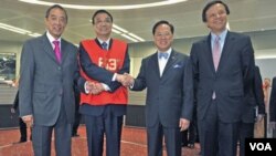 Wakil Perdana Menteri Tiongkok Li Keqiang (kedua dari kiri) berfoto dengan pimpinan Bursa Saham Hong Kong Ronald Arculli (kiri), pimpinan eksekutif Bursa Saham Hong Kong Charles Li (kanan) and pimpinan eksekutif Dewan Pemerintah Hong Kong Donald Tsang da