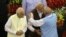 PM Inida, Narendra Modi, kedua dari kanan, memeluk pemimpn senior Bharatiya Janata Party, M.M. Joshi sedangkan L.K. Advani, kiri, sebagai pemimpin aliansi partai yang berkuasa menyimak, New Delhi, 25 Mei 2019 (foto: AP Photo/Manish Swarup)