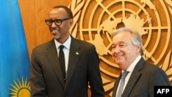 Mokonzi ya Rwanda Paul Kagame (G) na kalaka mokonzi ya ONU Antonio Guterres na ndako ya mosala ya ONU, New York, 24 sanza ya libwa 2018.