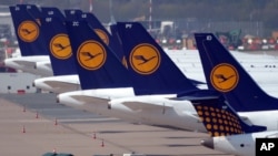 Airplanes of the airline Lufthansa are pictured at the airport in Duesseldorf, Germany, 22 April 2013. 