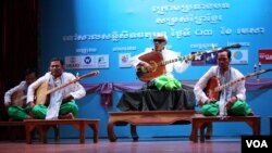 ព្រឹទ្ធាចារ្យ​ចាប៉ី​លោកតា​​គង់ ណៃ​ សម្ដែង​​អមដោយ​សិល្បៈករ​ចាប៉ី​ក្មេងៗ​ដទៃ​ទៀត​នៅ​ក្នុង​មហោស្រពចាប៉ី​លើក​ទីមួយ​នៅ​សាល​មហោស្រព​ចតុមុខនៃ​រាជធានី​ភ្នំពេញ​​កាលពី ថ្ងៃអាទិត្យ​ទី​០៣​មេសា​នេះ។(​ឡេង ឡែន/VOA)