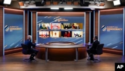 El presidente Joe Biden, junto al secretario de Estado de EEUU, Antony Blinken, toma la palabra durante una sesión plenaria virtual de la Cumbre por la Democracia en el South Court Auditorium en el campus de la Casa Blanca, el 29 de marzo de 2023, en Washington.