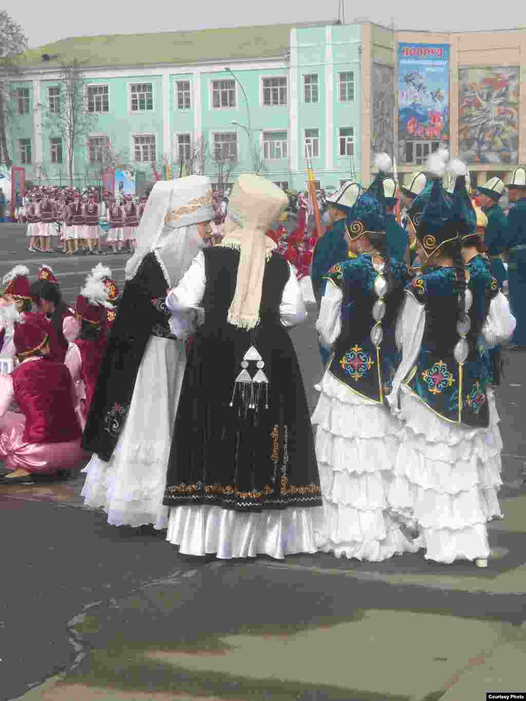 Qirg'iz milliy kiyimidagi raqqosalar bayram dasturiga tayyorlanmoqda.