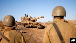 دو سرباز اسراییلی در بلندی‌های جولان، منطقهٔ که اسراییل از سال ۱۹۶۷ به اینسو درکنترول خود دارد (تصویر از آرشیف صدای امریکا)