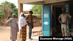 Les burkinabè ne se bousculent pas devant les bureaux de votes, le 22 mai 2016.