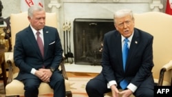 Rais wa Marekani Donald Trump (Kulia) akutana na Mfalme Abdullah II wa Jordan huko ofisi ya Oval, White House mjini Washington, DC, on February 11, 2025. (Photo by SAUL LOEB / AFP)