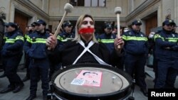 "უცხოეთის აგენტებთან" დაკავშირებული კანონპროექტის წინააღმდეგ პარლამენტთან გამართული აქცია. 6 მარტი, 2023 წ. თბილისი, საქართველო.