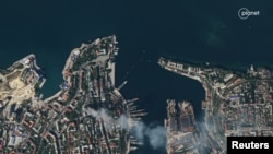 Супутникове фото: дим із штабу ВМС Росії, після удару ЗСУ. PLANET LABS PBC/Handout via REUTERS