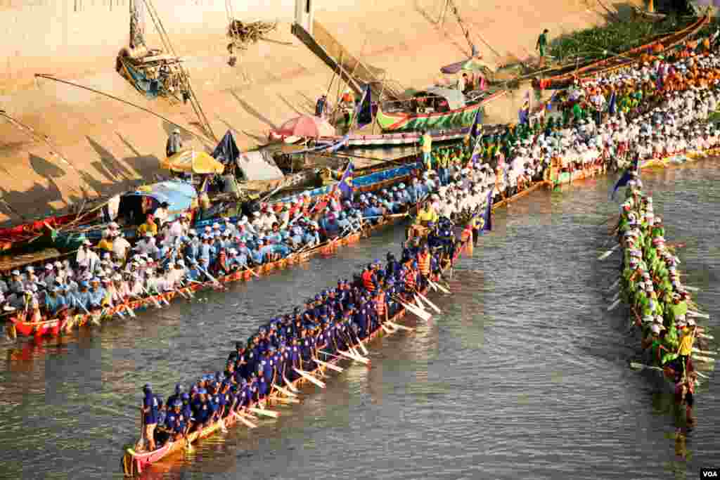 ទូកនៃការប្រណាំងទូកនាថ្ងៃអាទិត្យ ទី១៣ ខែវិច្ឆិកា ឆ្នាំ២០១៦ ក្នុងថ្ងៃទីមួយនៃព្រះរាជពិធីបុណ្យអុំទូក បណ្ដែត ប្រទីប សំពះព្រះខែ និងអកអំបុក។ ព្រះរាជពិធីបុណ្យអុំទូក ចាប់ផ្ដើមពីថ្ងៃទី១៣ ដល់ថ្ងៃទី១៥ ខែវិច្ឆិកា ជារៀងរាល់ឆ្នាំ ដែលមានទូកភាគច្រើនមកពីបណ្ដាខេត្តនានាតាមបណ្ដោយទន្លេមេគង្គ។ (ឡេង ឡែន/VOA)