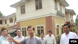 Mantan PM Burma, Khin Nyunt, sesaat setelah dibebaskan dari tahanan rumah di Rangoon (13/1).