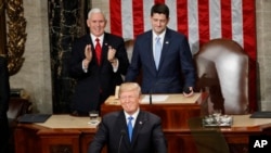 Presiden Donald Trump naik ke mimbar untuk memulai pidato kenegaraannya di depan Kongres di Washington, 30 Januari 2018. Di belakang Trump adalah Wakil Presiden Mike Pence dan Ketua DPR Paul Ryan. 