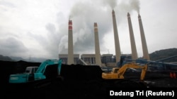 Ekskavator menumpuk batu bara di tempat penyimpanan di PLTU Suralaya, Banten, 20 Januari 2010. (Foto: REUTERS/Dadang Tri)