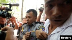 ဒုရဲမှူး မိုးရန်နိုင် ထွက်ဆိုချက်အပြီး တရားရုံးအပြင်ထွက်လာစဉ်