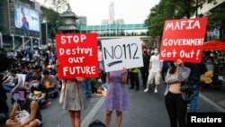 បាតុករ​គាំទ្រ​លទ្ធិប្រជាធិបតេយ្យ​​នាំ​គ្នា​កាន់​ផ្ទាំង​បដា ក្នុង​អំឡុងពេល​ធ្វើ​បាតុកម្ម​ទាមទារ​ឲ្យ​ដោះលែង​​បណ្ដា​មេដឹកនាំ​បាតុករ​ដែល​ត្រូវ​បាន​ចាប់​ខ្លួន នៅ​ទីក្រុង​បាងកក ប្រទេស​ថៃ ថ្ងៃទី២៤ ខែមីនា ឆ្នាំ២០២១។ 