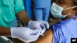 Mtu apewa chanjo ya corona Afrika magharibi