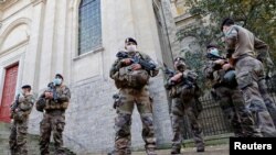 Soldados franceses patrullan cerca de la Catedral en Arras, tras aumentar Francia su nivel de alerta por el ataque terrorista en Niza a finales de octubre.
