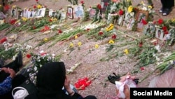 تصویری از گردهمایی خانواده‌های اعدام‌شدگان سال ۶۷ بر مزار آنها در گورستان خاوران - آرشیو