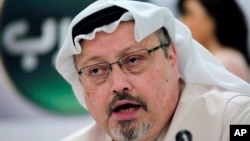 Arhiv - Novinar Jamal Khashoggi govori na konferenciji za novinare u Bahreinu, 1. februar 2015.