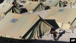 Suriyalik qochqinlar lageri, Livan bilan chegaradagi Arsal shahri.