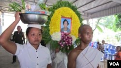 លោក ម៉ៅ​ សុខច័ន្ទ​អាយុ​៣០​ឆ្នាំ​ជា​កម្មករ​សំណង់​ម្នាក់ ត្រូវ​បានត្រូវ​កម្លាំង​សមត្ថកិច្ច​បាញ់​ចំ​ក្បាល​ពី​ចម្ងាយ​បណ្តាល​ឲ្យ​ស្លាប់​នៅ​នឹង​កន្លែង​ក្នុងពេល​​ផ្ទុះ​អំពើ​ហិង្សា​មួយ​​រវាង​ប្រជាពលរដ្ឋ​និង​អាជ្ញាធរ​នៅ​ចំណុច​ស្ពាន​ច្បារ​អំពៅកាល​ពី​ល្ងាច​ថ្ងៃ​អាទិត្យ​​ទី១៥ ខែកញ្ញា ឆ្នាំ២០១៣។