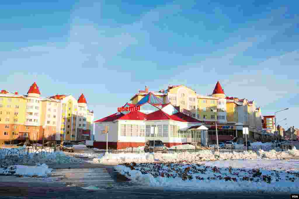 Brightly colored tower beckons are seen in Salekhard. (V. Undritz for VOA)