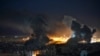 Llamas y humo se elevan tras un ataque aéreo israelí en Dahiyeh, al sur de Beirut, Líbano, el 20 de octubre de 2024.