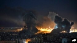 Llamas y humo se elevan tras un ataque aéreo israelí en Dahiyeh, al sur de Beirut, Líbano, el 20 de octubre de 2024.