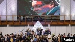 Amigos, familiares y simpatizantes del candidato presidencial ecuatoriano Fernando Villavicencio, , asisten a un homenaje post mortem en el Centro de Exposiciones de Quito, Ecuador, el 11 de agosto de 2023. REUTERS/Karen Toro