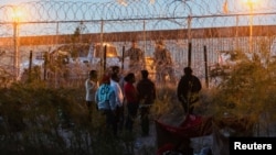 Wahamiaji wanaoshukiwa kuwa wanataka kuingia nchini Marekani kinyume cha Sheria wakiwa mpakani Texas, Marekani.