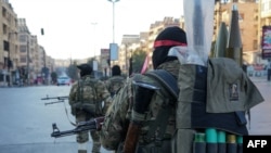 Waasi wakipiga doria katikati mwa mji wa Aleppo. Nov. 30, 2024.